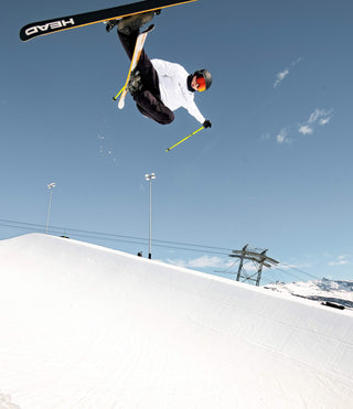 Freeskier in der Luft macht einen Trick im The Clue Clothing Sweatshirt.