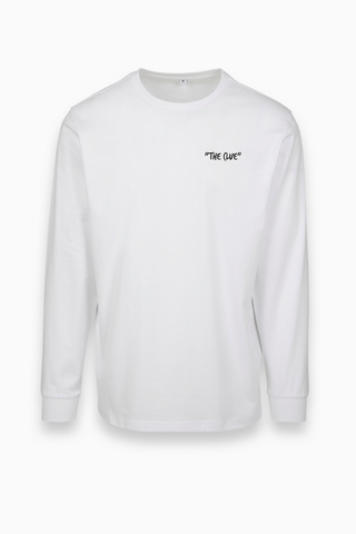 Weißes Longsleeve mit Backprint von The Clue Clothing.