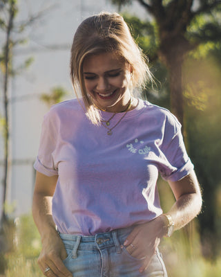 Damen T-Shirt „Smile“ Surfshirt in Flieder für den Sommer von The Clue Clothing