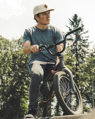 Das Established T-Shirt mit individueller Waschung und coolem Backprint von The Clue Clothing beim BMX fahren.