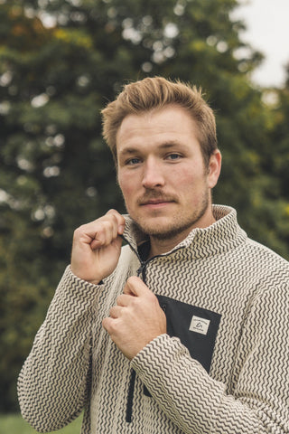 Beiger Herren Half Zip Skirolli mit Brusttasche, atmungsaktiv und ideal zum Skifahren.