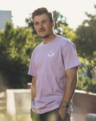 Herren T-Shirt „Smile“ Surfshirt in Flieder von The Clue Clothing