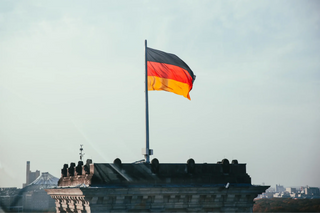 Wir reden nicht schön. Unsere Kleidung entsteht international – doch die Veredelung, das Annähen der Labels und die Qualitätskontrolle erfolgen in Deutschland.