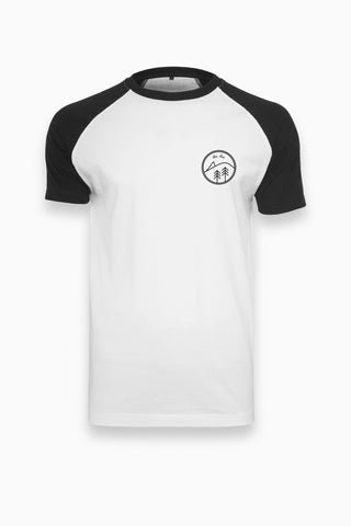 Das zweifarbige T-Shirt von The Clue Clothing in Schwarz und Weiß.