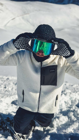 Unsere Sherpa Fleece Jacke im Winter beim Skifahren und Snowboarden.