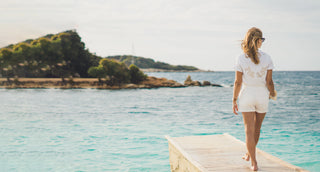 Damen T-Shirt „Smile“ Surfshirt in Weiß mit Backprint in Beige in Bali von The Clue Clothing