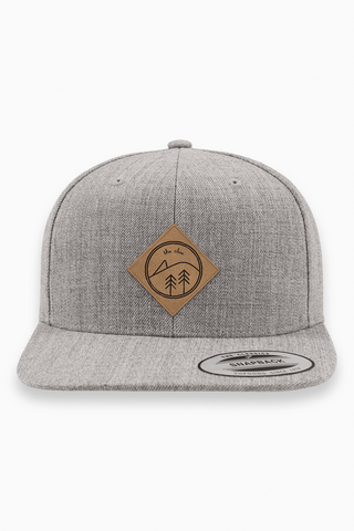 Snapback Cap Kappe mit Kunstleder Patch in Grau von The Clue Clothing