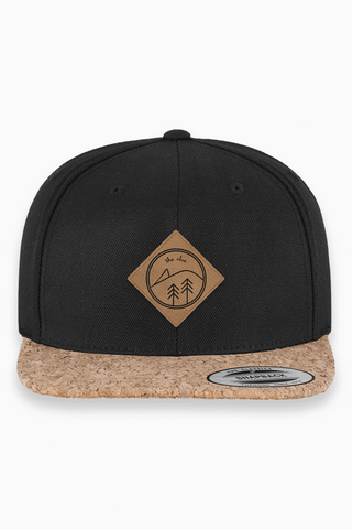 Snapback Cap Kappe mit Kunstleder Patch und Kork Schild in Schwarz von The Clue Clothing
