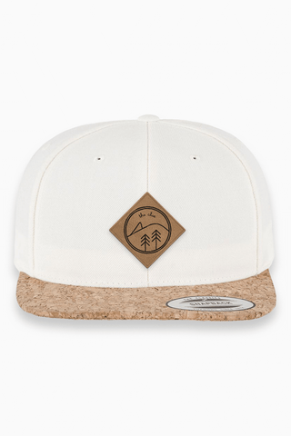Snapback Cap Kappe mit Kunstleder Patch und Kork Schild in Weiß Creme von The Clue Clothing