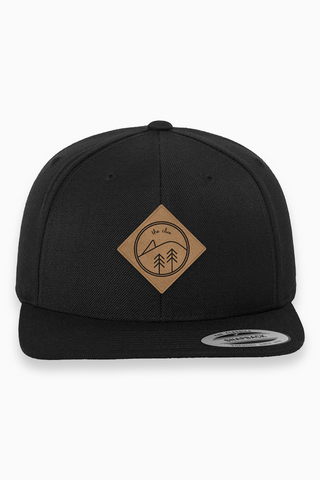 Snapback Cap Kappe mit Kunstleder Patch in Schwarz von The Clue Clothing