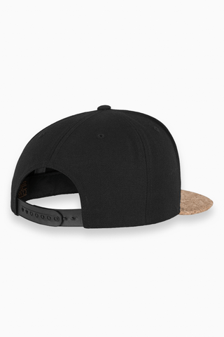 Snapback Cap Kappe Größenverstellbar mit Kunstleder Patch und Kork Schild in Schwarz von The Clue Clothing