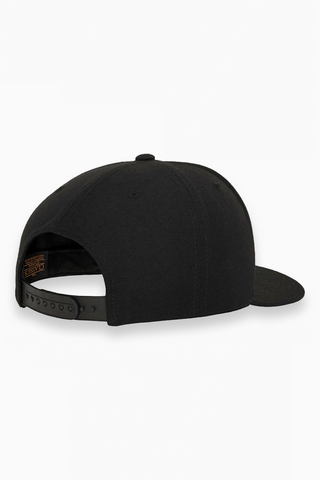 Snapback Cap Kappe Größenverstellbar mit Kunstleder Patch in Schwarz von The Clue Clothing