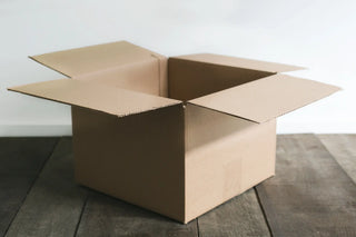 Kartonverpackung ohne Plastik, versendet mit CO₂-neutralem Versanddienstleister – umweltfreundlicher E-Commerce mit Fokus auf nachhaltige Verpackung und klimafreundliche Zustellung.