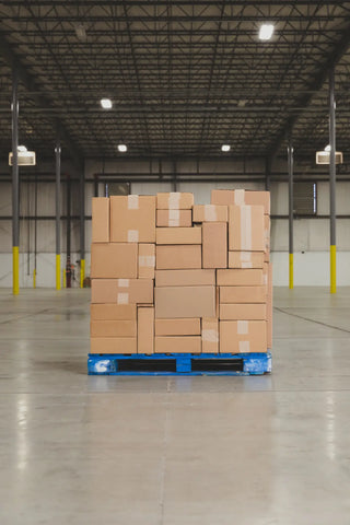 Kartonverpackung auf einem nachhaltigen Versandweg – wir versenden alle Bestellungen klimaneutral und CO₂-kompensiert mit umweltfreundlichen Logistikpartnern.