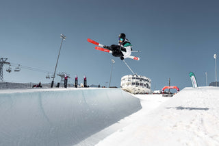 Half Pipe Skifahren in Europa. Freestyle Skiing in der Schweiz.