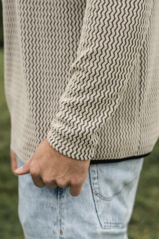 Beiger Herren Skirolli mit Half Zip und Brusttasche von The Clue Clothing. Atmungsaktiver Midlayer oder Sweatshirt fürs Skifahren und Snowboarden.