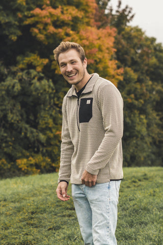 Wärmender Herren Skirolli in Beige mit Half-Zip von The Clue Clothing. Ideal als Skibaselayer oder Midlayer beim Skifahren und Snowboarden an kalten Tagen.