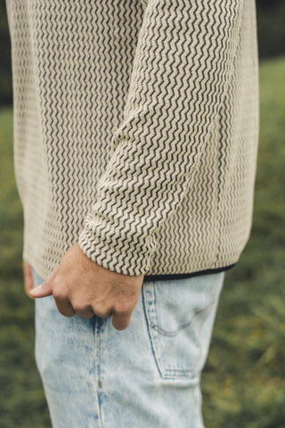 Beiger Herren Skirolli mit Half Zip und Brusttasche von The Clue Clothing. Atmungsaktiver Midlayer oder Sweatshirt fürs Skifahren und Snowboarden.