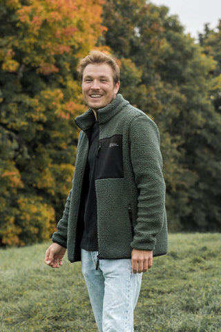 Herren Sherpa Fleece Teddyfell Jacke in Olive mit Brusttasche von The Clothing