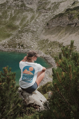 Faires T-Shirt in Weiß mit buntem Rückendruck. Unisex getragen als Damen T-Shirt aus Portugal. Fair produziertes Shirt. Made in EU.