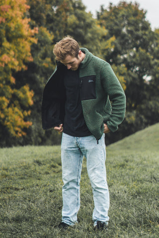 Weiche Herren Teddyfell Jacke in Olive mit verschließbaren Taschen von The Clothing