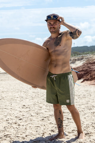 Mann am Strand in der Volley Everyday Boardshorts nach dem Surfen – Herren-Badehose für Wasser und Alltag
