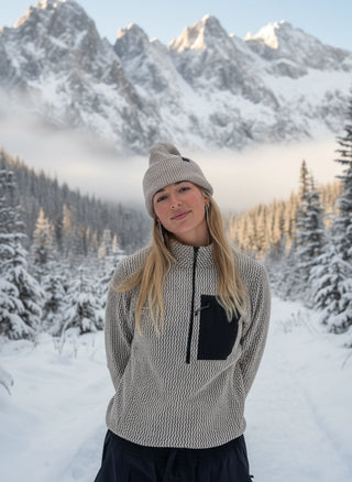 Skirolli Damen Beige aus weichem Fleece, getragen, perfekter Ski Rolli Damen für Sport und Alltag.